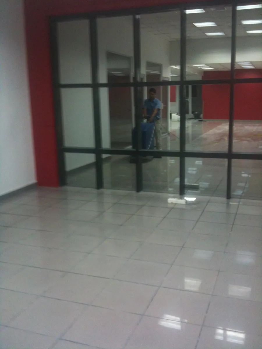 Piso cerámico brillante en oficina con acabado espejo