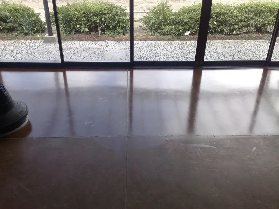 Piso de concreto pulido con acabado reflectante en un pasillo