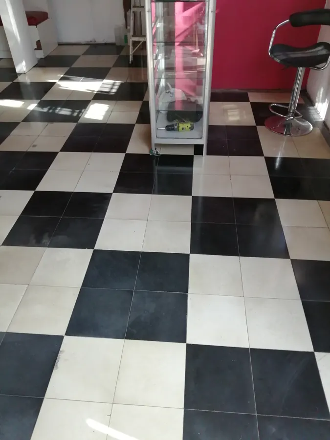 Piso hidraulico con patrón geométrico y acabado espejo