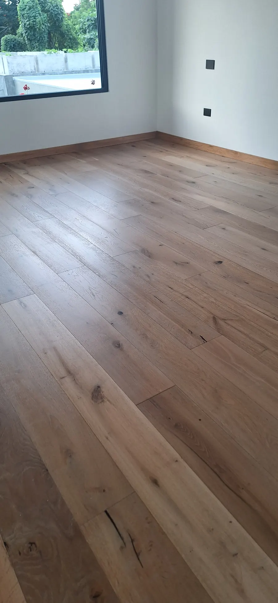 Piso de madera con veta natural en un ambiente residencial