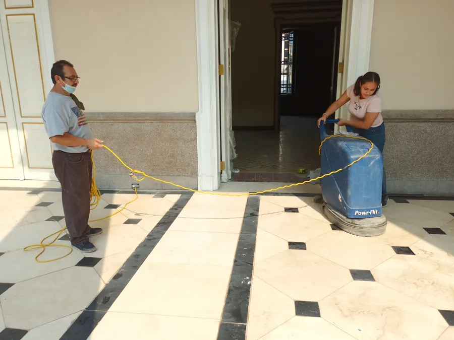 Piso de mármol y travertino en el vestíbulo de un edificio histórico durante su pulido