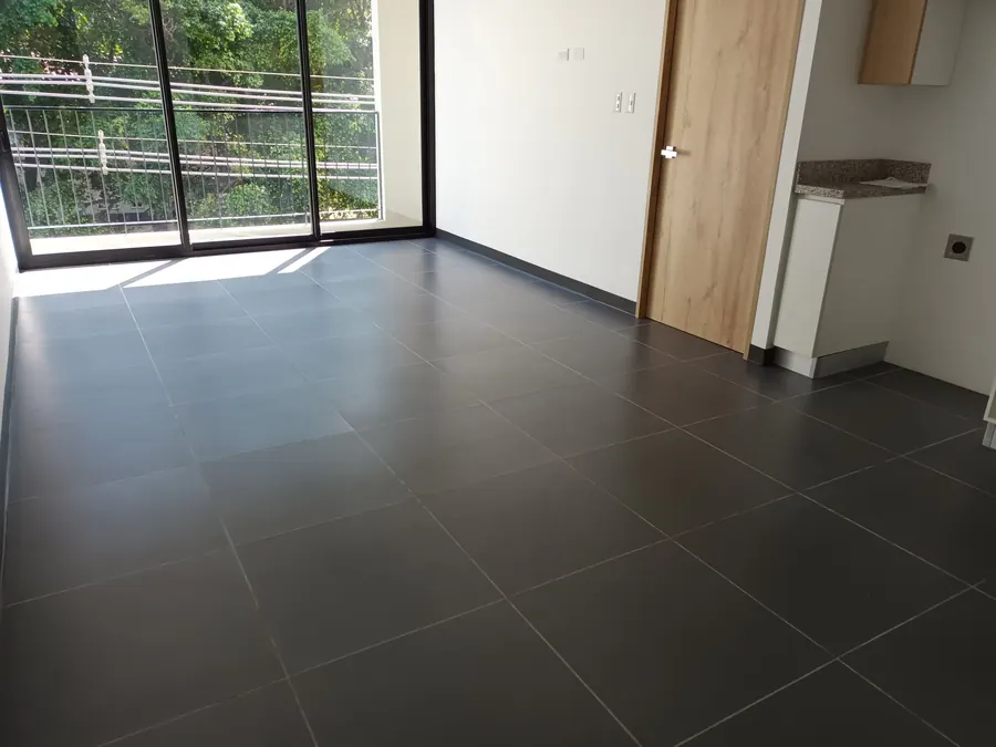 Piso de porcelanato mate en un ambiente residencial moderno