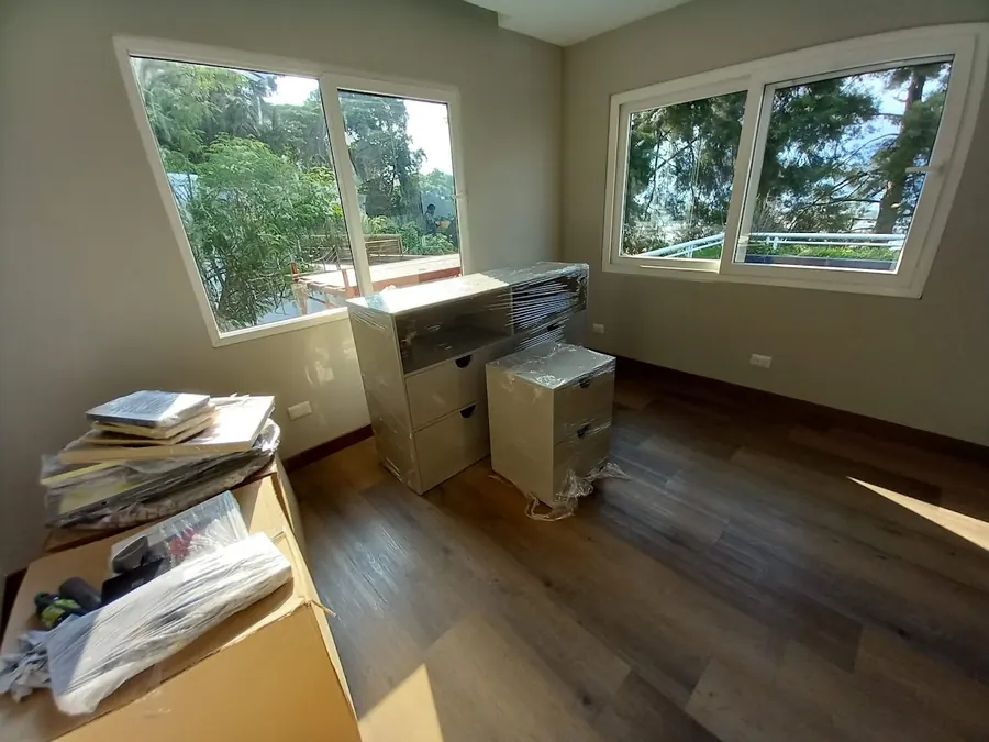 Piso con apariencia de madera en un ambiente residencial