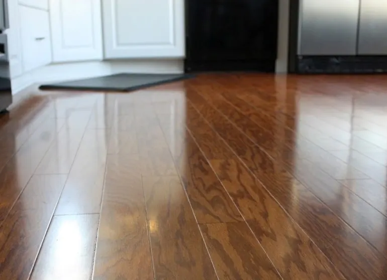 Piso vinílico símil madera en una cocina
