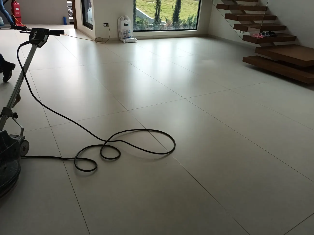 Técnico de Pulido de Pisos El Salvador puliendo un piso de porcelanato en una vivienda